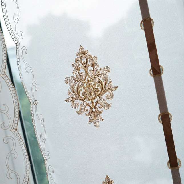 Hejsegardin i voile med fin broderi