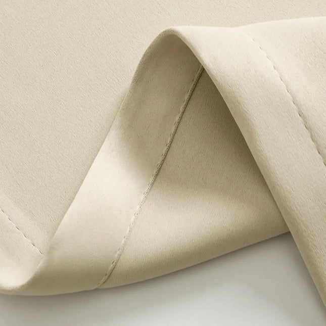 Enkelt beige gardin med øjer