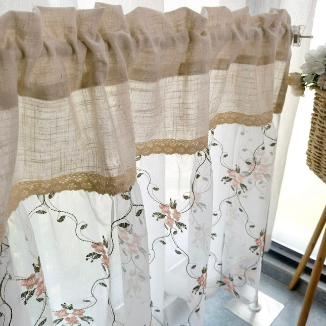 Cafégardin i landlig stil med blonder