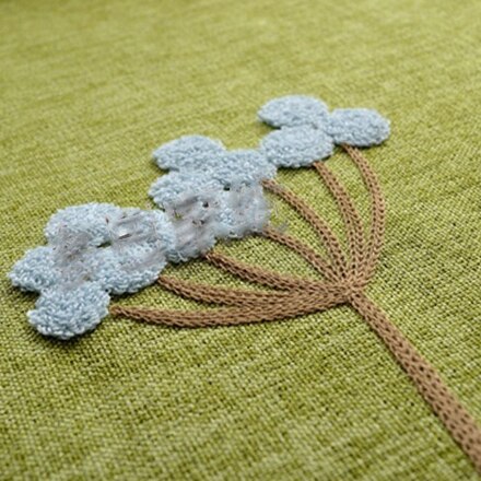 Anisgrønt gardin med broderede blomster