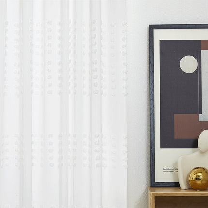 Hvidt let gardin med prikket tekstur