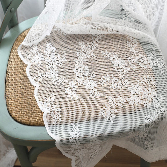 Hvidt romantisk gardin med blonder