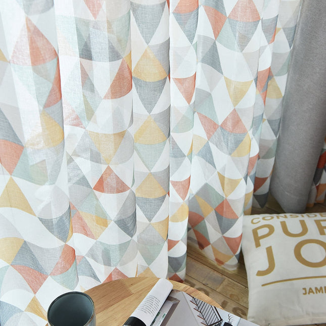 Transparent gardin med geometrisk mønster