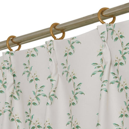 Lyst gardin med diskret bladmønster