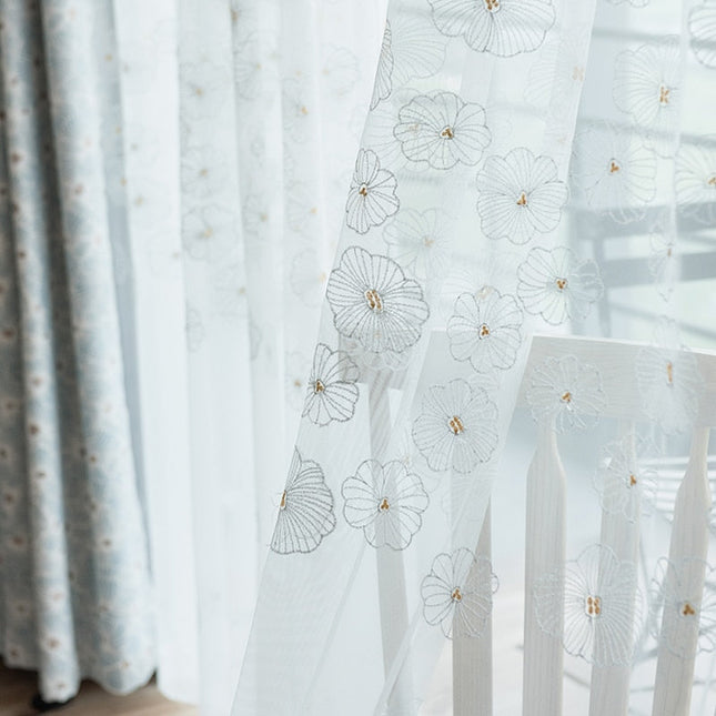 Let gardin med broderede blomster