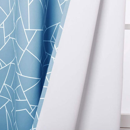Mørklægningsgardin med hvidt geometrisk mønster