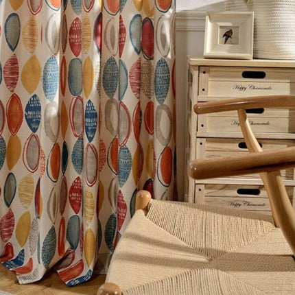 Gardin med farverigt abstrakt mønster