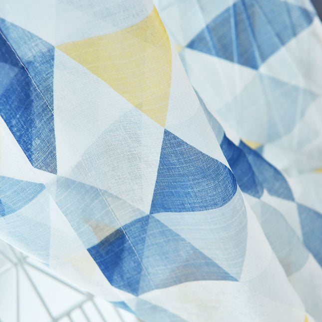 Let gardin med grafisk trekantet mønster