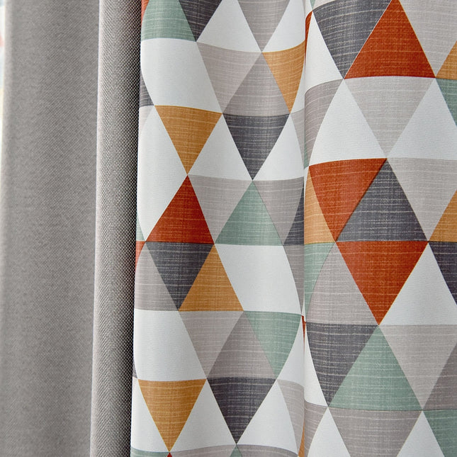 Mørklægningsgardin med geometrisk trekantmønster