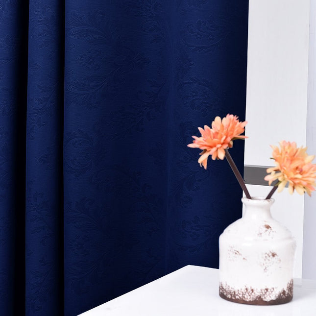 Beige mørklægningsgardin med præget mønster