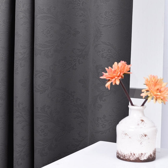 Beige mørklægningsgardin med præget mønster