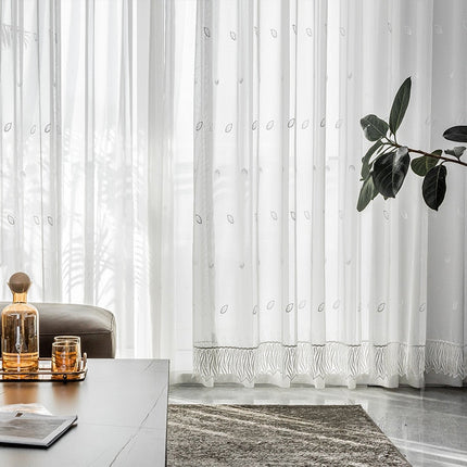 Let voile gardin med dekorative frynser