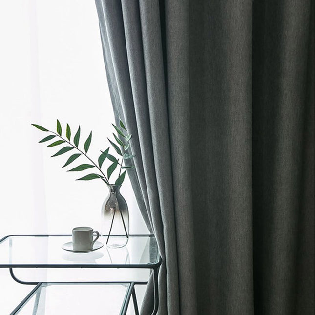 Gråt gardin med stribet kant foroven