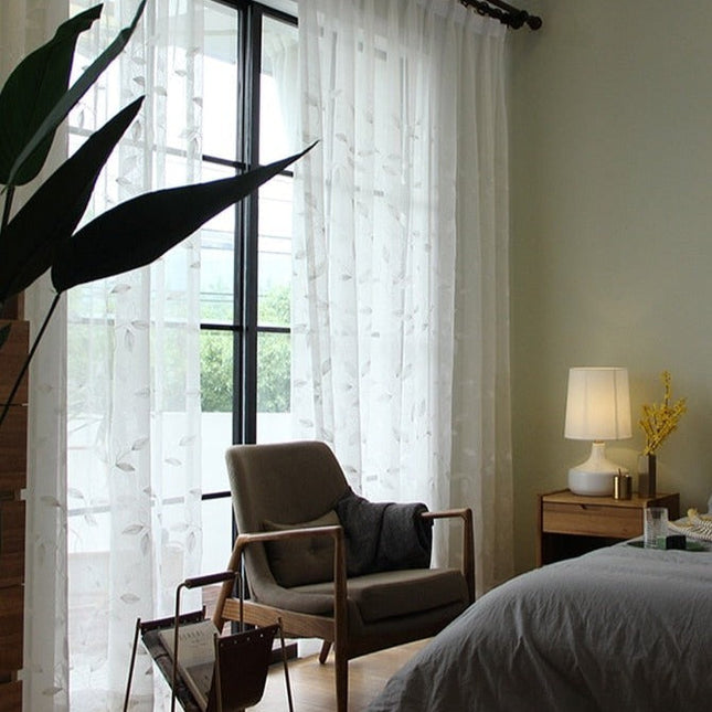 Gennemsigtigt gardin med broderede blade