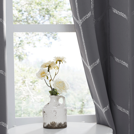 Mørklægningsgardin med geometrisk sølvtryk