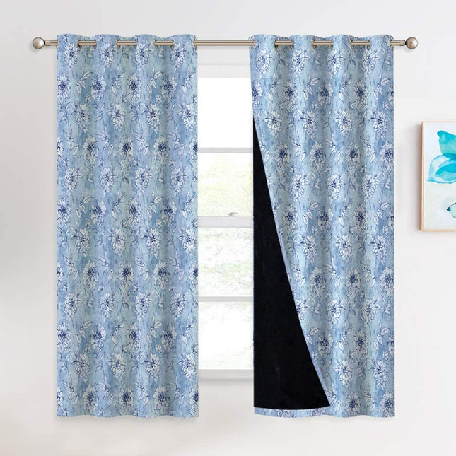 Mørklægningsgardin med blåt blomstermotiv