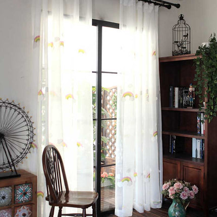 Børnegardin med broderede regnbuer