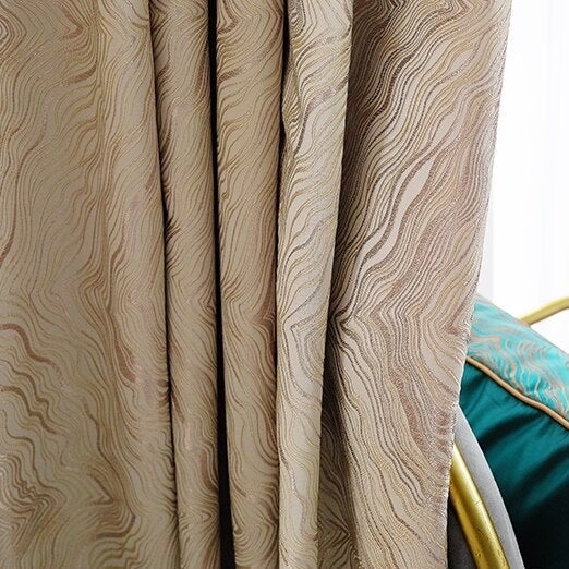 Beige mørklægningsgardin med bølget mønster