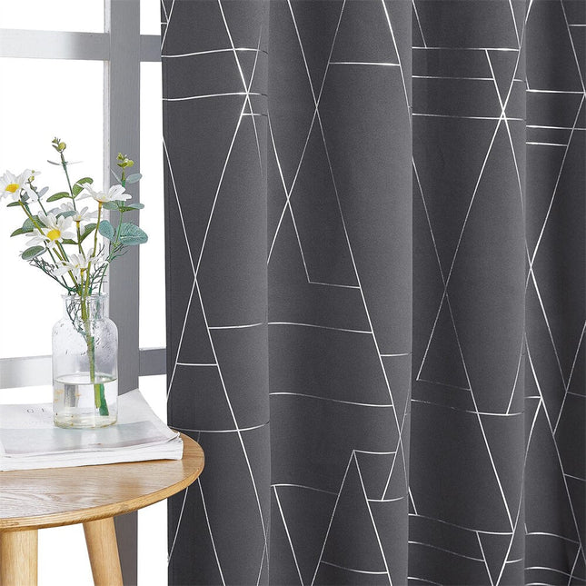 Gråt mørklægningsgardin med geometrisk mønster