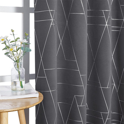 Gråt mørklægningsgardin med geometrisk mønster