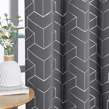 Gråt mørklægningsgardin med 3D geometrisk mønster