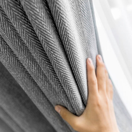 Mørkegråt mørklægningsgardin med sildebensmønster