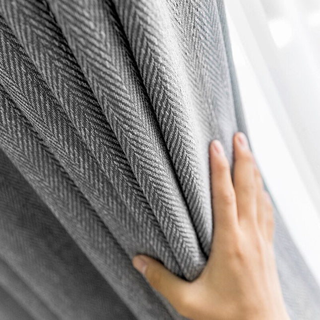 Mørkegråt mørklægningsgardin med sildebensmønster