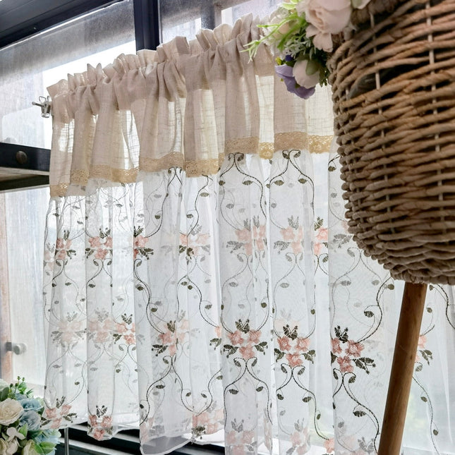 Cafégardin i landlig stil med blonder