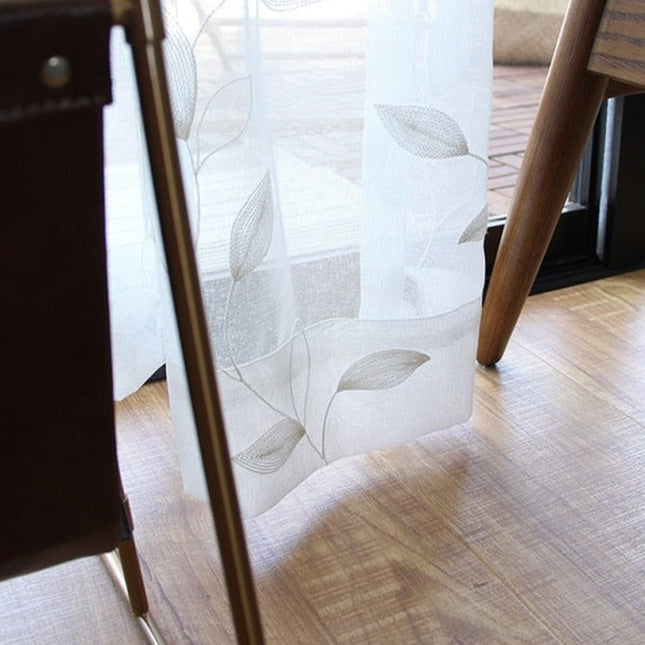 Gennemsigtigt gardin med broderede blade