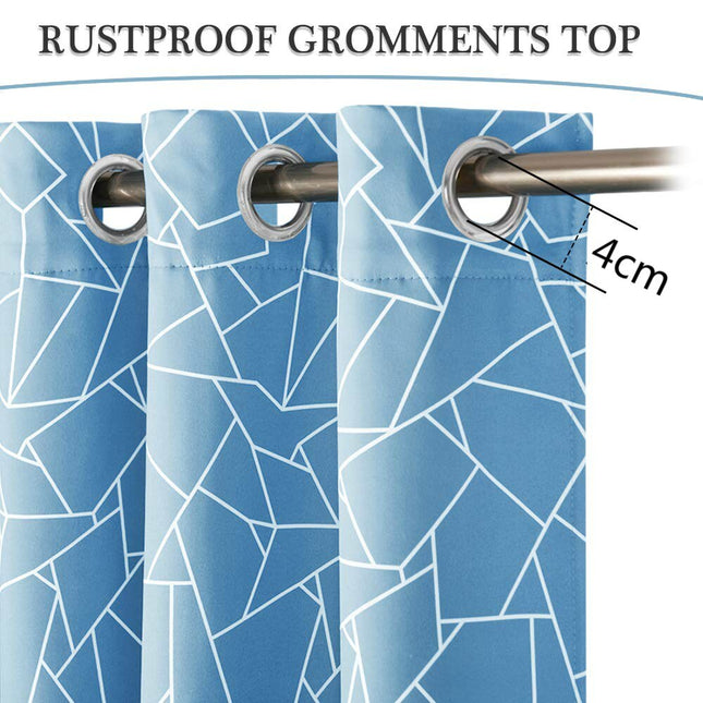 Mørklægningsgardin med hvidt geometrisk mønster