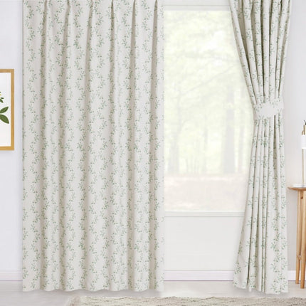 Lyst gardin med diskret bladmønster