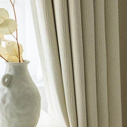 Beige mørklægningsgardin med sildebensmønster