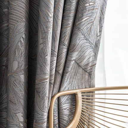 Mørklægningsgardin med elegant fjer mønster