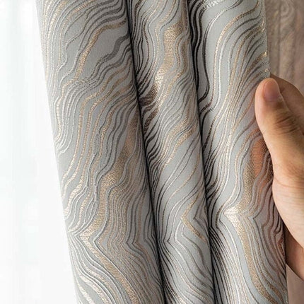 Sølv mørklægningsgardin med elegant mønster