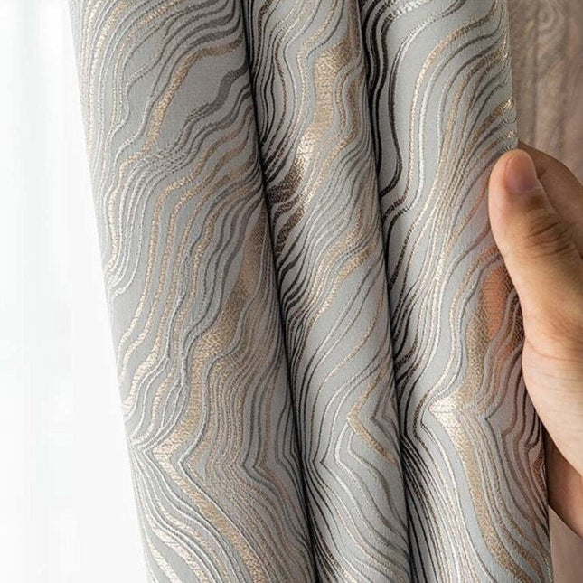 Sølv mørklægningsgardin med elegant mønster