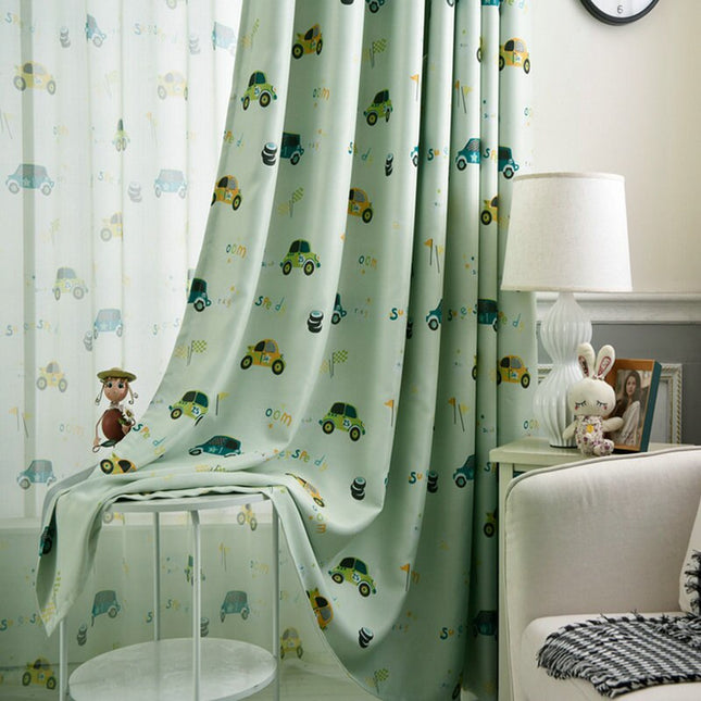 Grønt mørklægningsgardin til børneværelse med biler