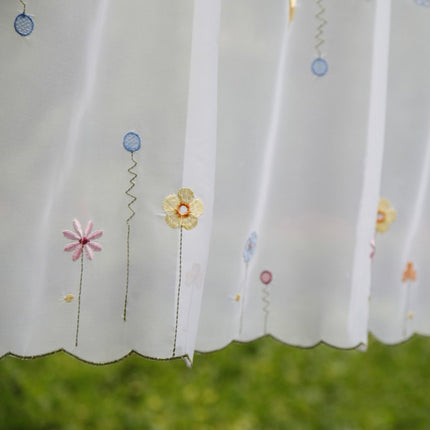 Kort let gardin med broderi