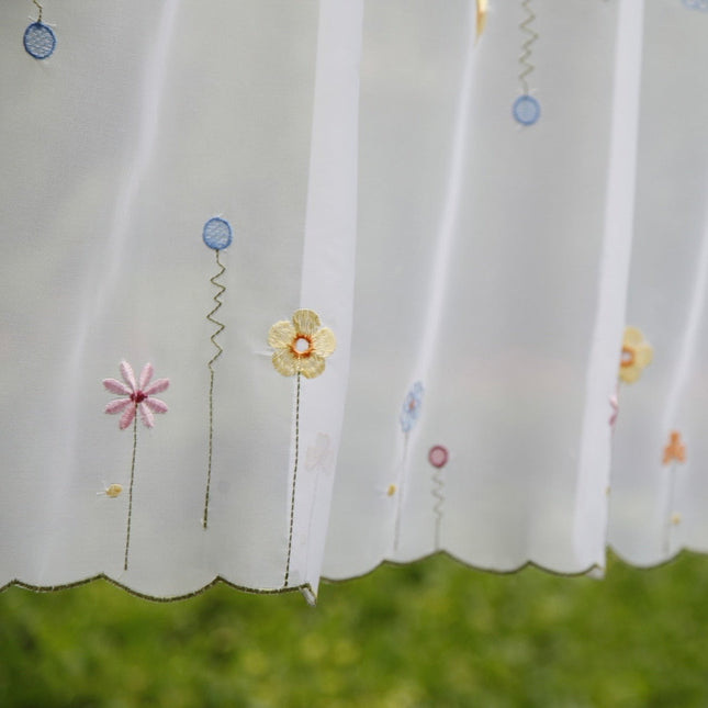 Kort let gardin med broderi