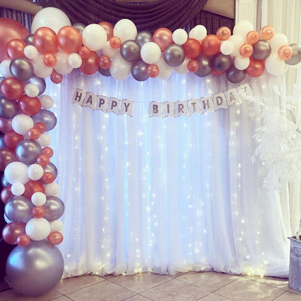 Hvidt let gardin til festdekoration