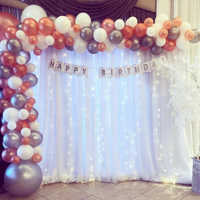 Hvidt let gardin til festdekoration