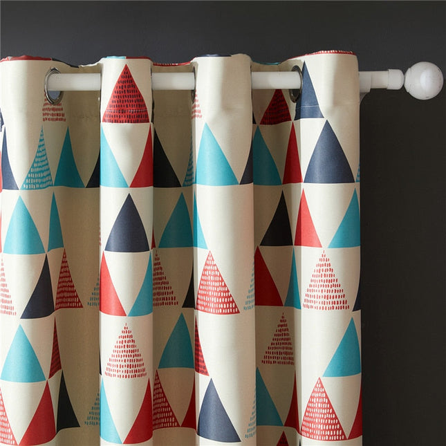 Rødt mønstret mørklægningsgardin med trekanter