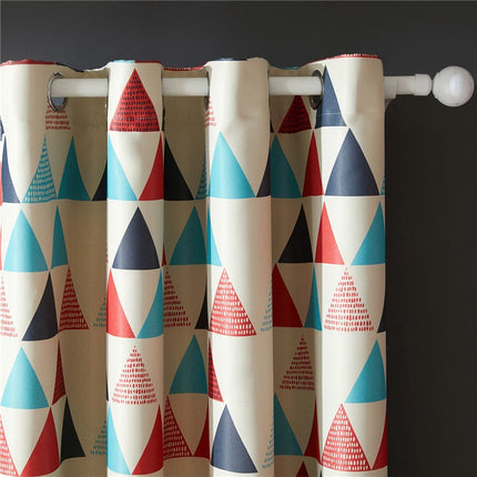 Rødt mønstret mørklægningsgardin med trekanter