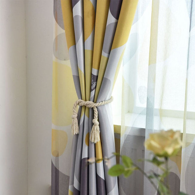 Mørklægningsgardin med abstrakt gul-grå mønster