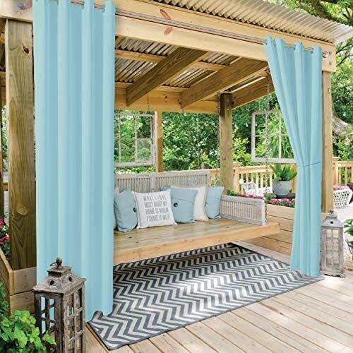 Lyseblåt gardin til overdækket terrasse