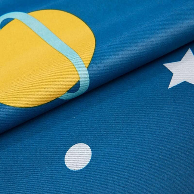 Mørklægningsgardin med planeter til børneværelset