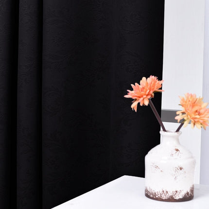 Beige mørklægningsgardin med præget mønster