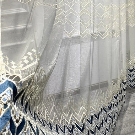 Let gardin med blå broderet kant