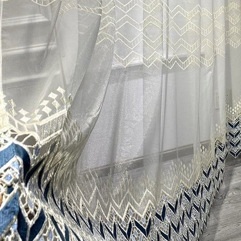 Let gardin med blå broderet kant