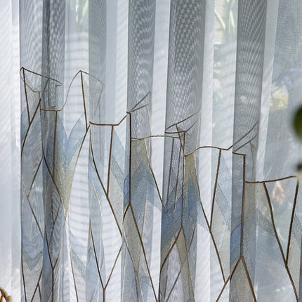 Tyndt gardin med geometrisk broderi