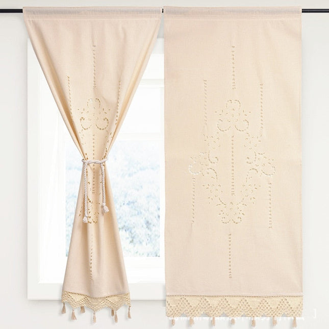 Rustikt gardin med broderi og kvaster